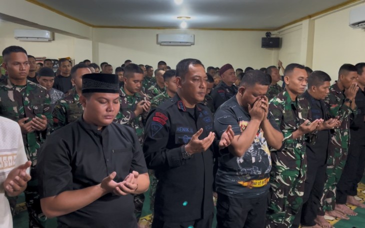 Brimob Polda Metro Jaya menggelar shalat ghaib dan doa bersama di Masjid At-Taubah, Jalan Prajurit KKO Usman dan Harun, Jakarta Pusat
