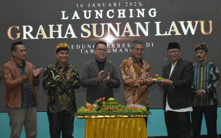 Pj Bupati Karanganyar Timotius Suryadi menyerahkan potongan tumpeng kepada Presiden Direktur The Lawu Group Parmin Sastro Wijono saat perayaan Milad 8 Tahun The Lawu Group sekaligus Launching Graha Sunan Lawu, Kamis (16/1/2025) malam.