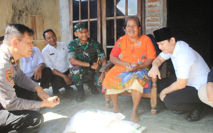 Forkopimda Trenggalek Salurkan Bantuan Beras ke Warga Tak Mampu