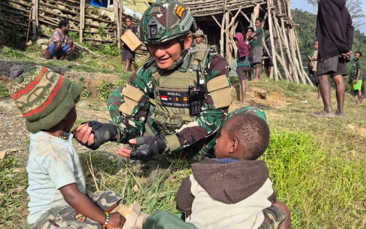 Kisah Heroik Satgas TNI di Kampung Wombru