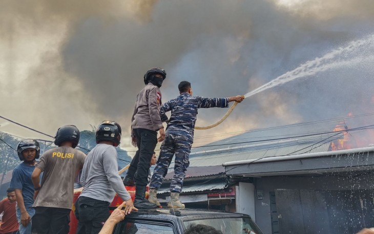 Aksi Heroik Prajurit TNI AL dan Tim Sar Gabungan Padamkan Kebakaran di Kawasan Padat Penduduk 