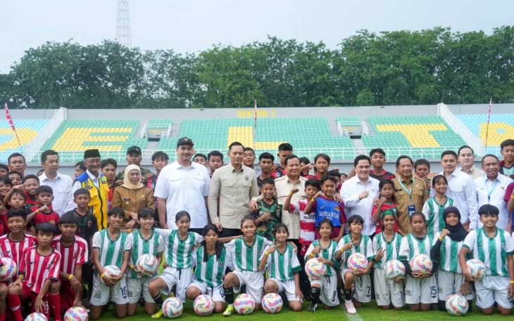 Peresmian stadion sepakbola di Sidoarjo, Senin (17/3)
