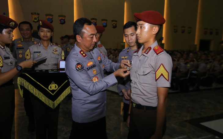 Kadiv Humas Polri Irjen. Pol. Sandi Nugroho saat menyematkan Brivet Pelopor Kehumasan kepada Taruna Akpol 
