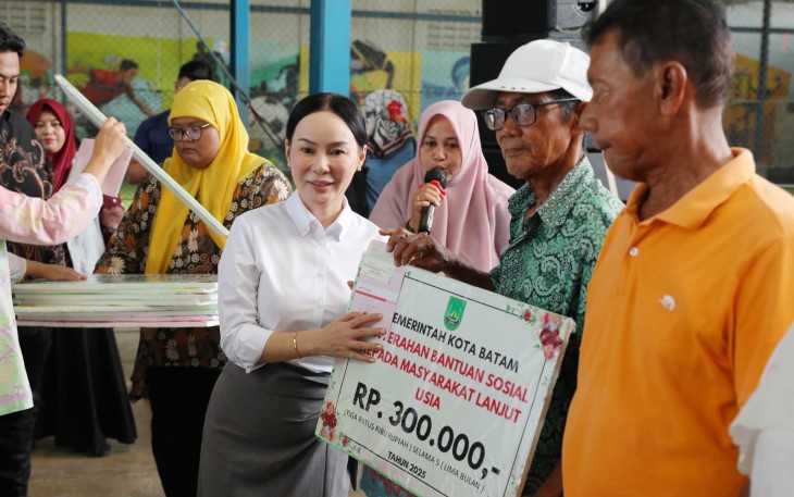 Wakil Wali Kota Batam, Li Claudia Candra saat menyerahkan tambahan bantuan sosial bagi lanjut usia (lansia) Kota Batam Tahun 2025. 