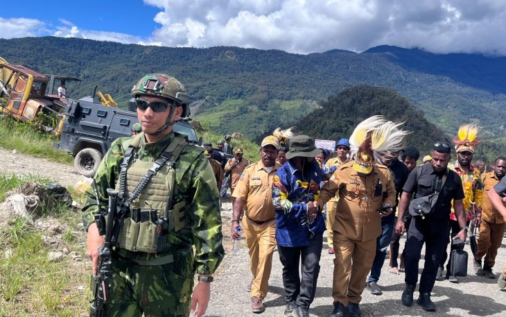 Satgas TNI Kawal Kunker Bupati Puncak