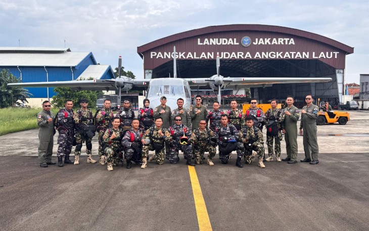 Wing Udara 2 Puspenerbal mengerahkan pesawat NC212 Aviocar (Casa) dari Skuadron Udara 600 untuk mendukung penerjunan prajurit Korps Marinir dalam rangka tasyakuran validasi organisasi di Brigif 1 Marinir, Cilandak, Jakarta Selatan pada Kamis (14/8/2025)