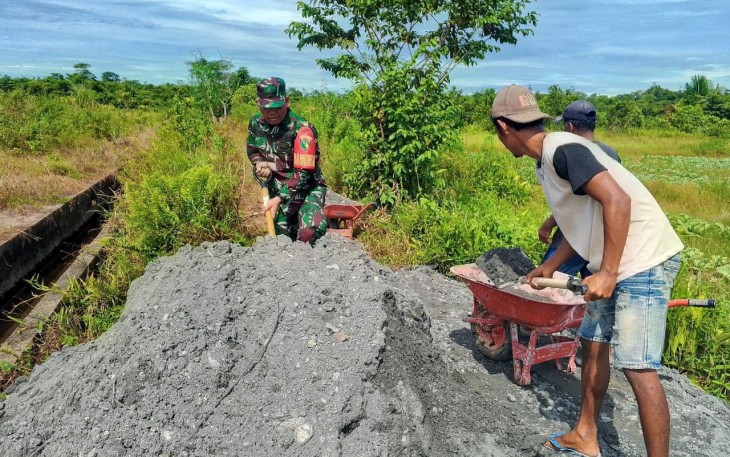 Babinsa Koramil Kuala Kencana Bersama Petani saat Kerja Bakti Perbaiki Jalan Pematang Sawah