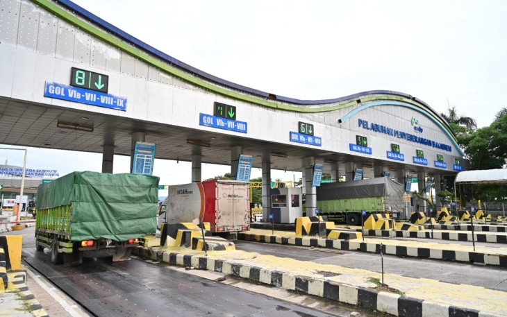 Seiring mendekatnya pergantian tahun, pergerakan bus dan truk logistik dari Pulau Sumatera menuju Pulau Jawa.