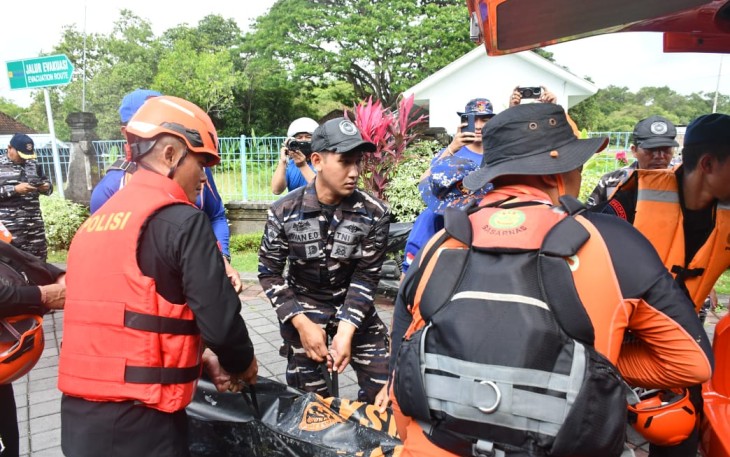 Aksi Sigap TNI AL saat Bantu Evakuasi Jenazah Korban Banjir