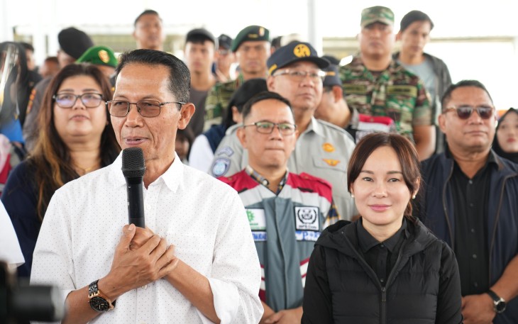 Amsakar-Li Claudia saat Tinjau Arus Mudik di Pelabuhan dan Bandara