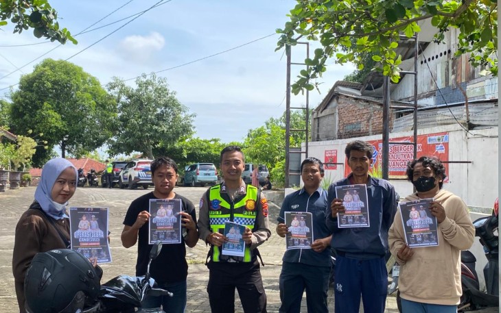 Anggota Satlantas Polres Blora melakukan sosialisasi Operasi Zebra Candi 2025 di Samsat Pembantu Cepu.