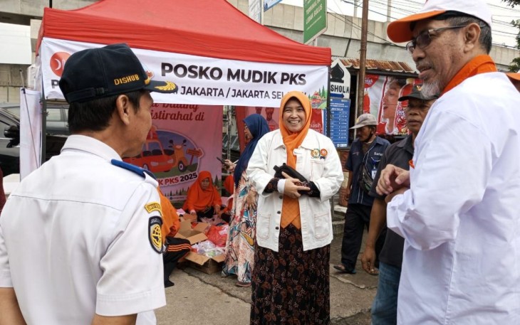 Anggota DPR RI dari Dapil Jakarta II Kurniasih Mufidayati, saat meninjau kelancaran Mudik Lebaran 2025 di Terminal Lebak Bulus, Jakarta Selatan