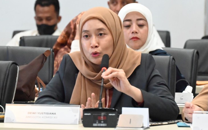 Anggota Komisi VII DPR RI, Dewi Yustisiana