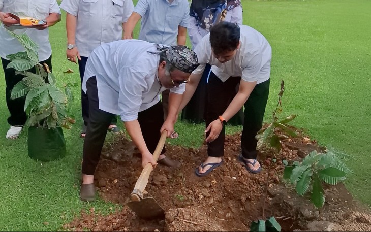 Kepala BDK Jakarta Ali Ghozi saat tanam Pohon Matoa, Jumat (28/3/2025).