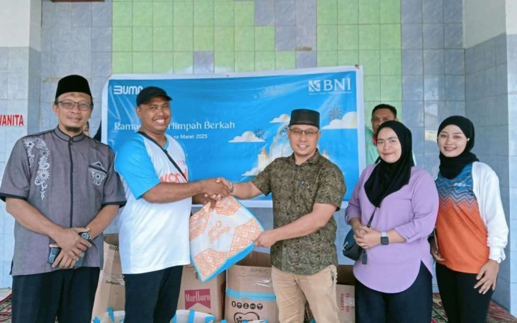 BNI Cabang Biak Numfor serahkan bingkisan Ramadan kepada pihak DMI untuk disalurkan kepada marbot masjid.