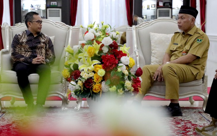 Audiensi Kepala Pusat Data Informasi dan Komunikasi Kebencanaan BNPB Abdul Muhari Ph.D. (memakai kemeja batik) bersama Gubernur Sumatra Barat H. Mahyeldi Ansharullah, S.P terkait Forum Satu Data Bencana di Istana Gubernur Sumatra Barat, Kota Padang pada Selasa (15/4).