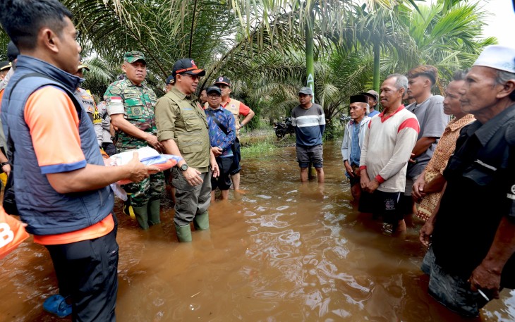 Kepala Badan Nasional Penanggulangan Bencana (BNPB) Letjen TNI Dr. Suharyanto S.Sos., M.M., meninjau lokasi terdampak banjir di Desa Kuala Mandor A, Kabupaten Kubu Raya, Kalimantan Barat pada Jumat (31/1).