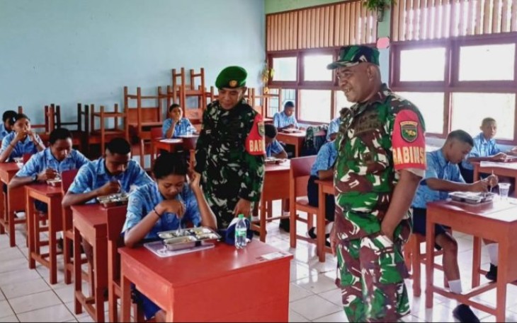 Babinsa Koramil 1708-01/Biak Timur mendampingi program distribusi Makanan Bergizi Gratis (MBG) di Distrik Biak Timur, Kabupaten Biak Numfor, Papua.