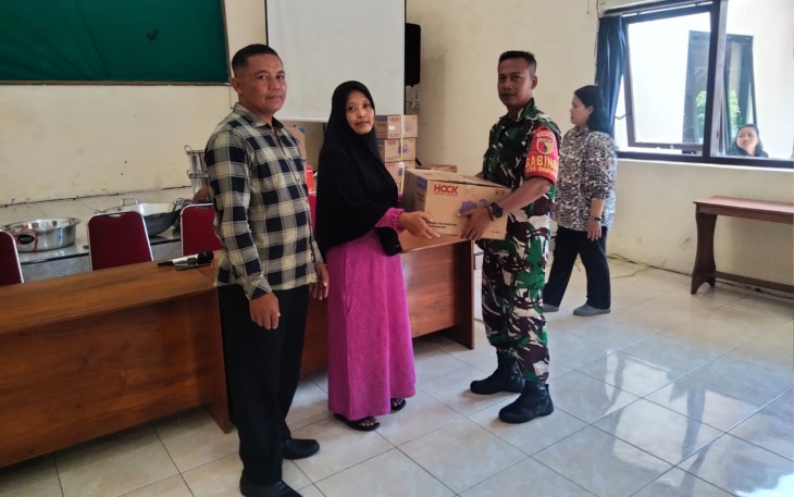 Babinsa Dawuhan, Koptu Aan dari Koramil 0806-01/Trenggalek, yang bersinergi dengan Pemerintah Desa Dawuhan untuk menyalurkan bantuan peralatan usaha bagi pelaku Usaha Mikro, Kecil, dan Menengah (UMKM).