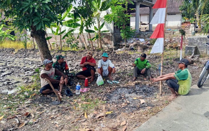 Babinsa Dawuhan Jalin Komsos dengan Petani