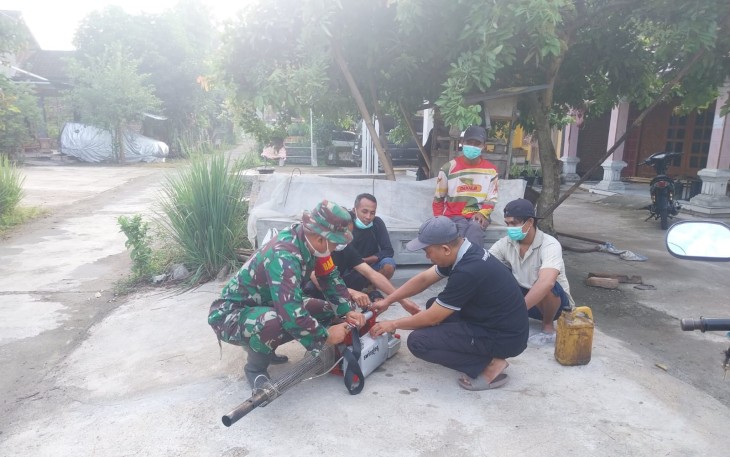 Babinsa Kodim Ponorogo saat Bantu Warga Penyemprotan Fogging
