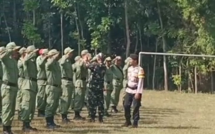 Pelatihan Peraturan Baris Berbaris (PBB) kepada Linmas di wilayah, bertempat di Lapangan Desa Bringin, Kecamatan Bringin, Kabupaten Ngawi, Jumat (22/08/2025). 