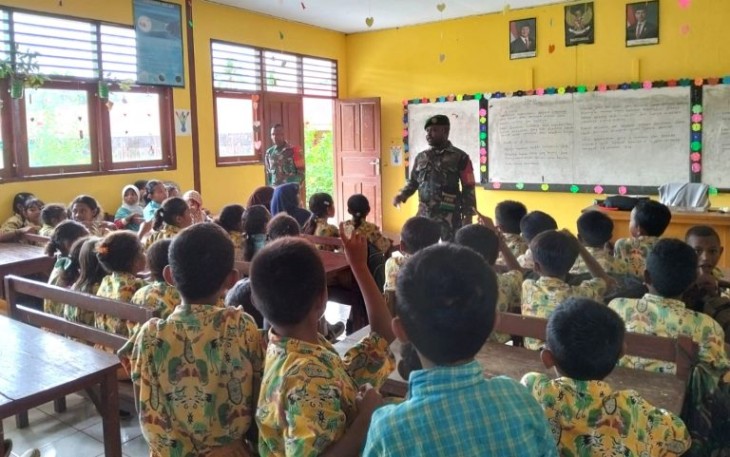 Babinsa Koramil 1708-02Biak Utara, Serda Alfret Foom, saat menyampaikan materi wawasan kebangsaan kepada murid-murid SD Inpres Amparu, Distrik Biak Utara, Kabupaten Biak Numfor, Papua, Jumat (2542025).