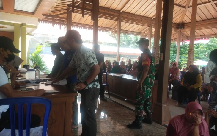 Babinsa Koramil Pangkur saat Dampingi Penyaluran BLTS Kesra