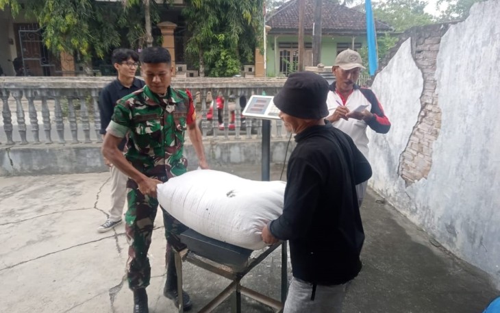 Babinsa Trenggalek saat Kawal Gabah ke Bulog