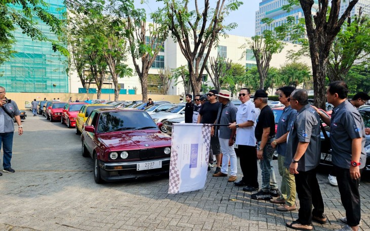 Bamsoet saat melepas rolling thunder BMWCCI Classic Register di Jakarta, Sabtu (9825).