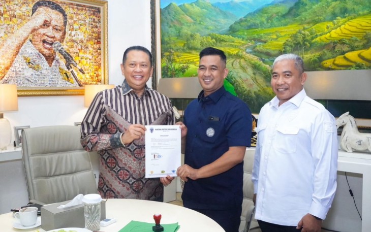 Bamsoet saat menerima surat dukungan dari Pengurus IMI Provinsi Banten di Jakarta, Minggu (13/7/25).