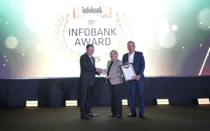 Penghargaan diserahkan oleh Chairman Infobank Media Group Eko B. Supriyanto dan diterima langsung oleh Direktur Kepatuhan Bank Jatim Umi Rodiyah pada hari Jumat (29/8).