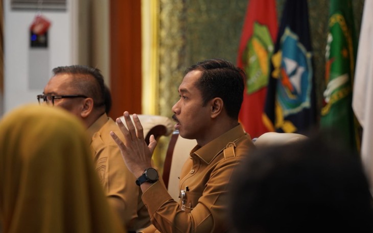 Kepala Badan Perencanaan Pembangunan Daerah (Bappeda) Provinsi Kepulauan Riau Aries Fariandi dalam Rapat Tim Koordinasi Penanggulangan Kemiskinan (TKPK) di Gedung Daerah, Selasa (25/11/2025).