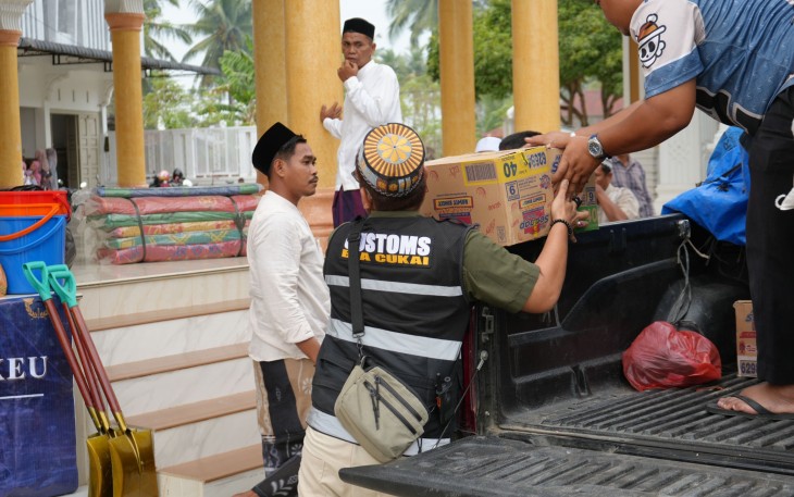 Relawan Bea Cukai saat Salurkan Bantuan kemanusiaan ke Dayah Darul Muttaqin, Kecamatan Lapang, Jumat (26/12/2025).