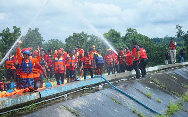 Demo pengoperasian alkon dalam pelatihan water rescue yang diselenggarakan oleh BPBD Karanganyar di Waduk Delingan, Rabu (26/2/2025)