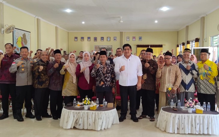 Bupati Bintan saat Buka Sosialisasi Bijak dalam Bersosmed 