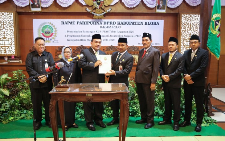 Bupati Blora Arief Rohman menyerahkan dokumen rancangan KUA dan PPAS kepada Ketua DPRD Blora Mustopa.