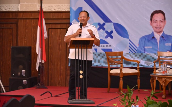 Bupati Karanganyar, Rober Christanto, memberikan sambutan dalam acara pembukaan Pameran Solo Raya Trade, Tourism, and Investment (STTI) Expo 2025, Kamis malam (31/72025), di De’ Colomadu, Karanganyar.