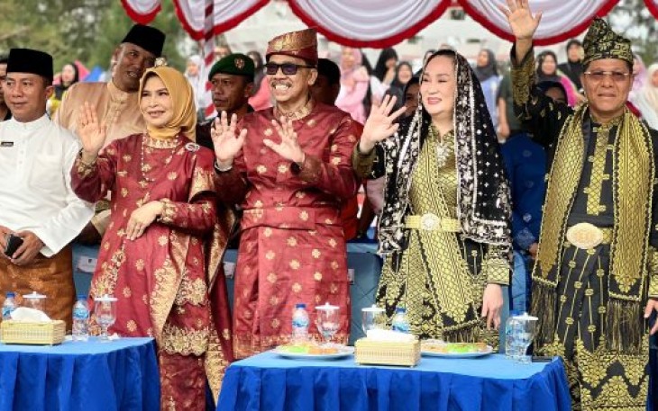 Bupati Natuna Cen Sui Lan dan Ketua PKK Natuna 