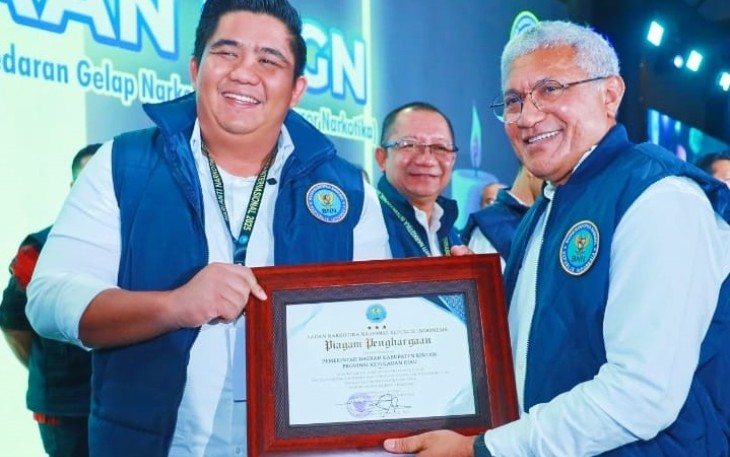 Bupati Roby saat menerima penghargaan yang diserahkan langsung oleh Kepala BNN RI Komjen Pol Marthinus Hukom, Kamis malam (26/06) di Gedung Sasono Utomo TMII, Jakarta.