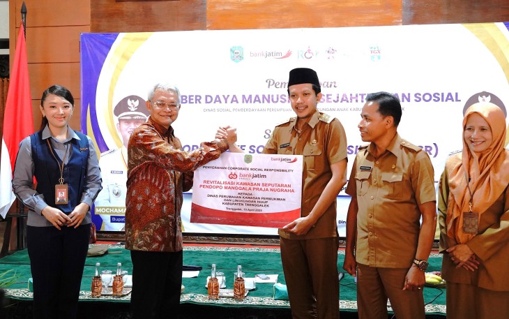 Penyerahan CSR secara simbolis oleh Direktur IT, Digital, dan Operasional Bank Jatim Zulhelfi Abidin kepada Wakil Bupati Trenggalek Syah Mohammad Natanegara di Pendopo Trenggalek.