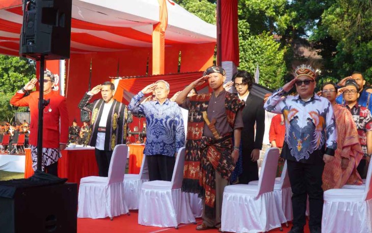 Civitas Academica UKSW yang dikenal sebagai Kampus Indonesia Mini mengikuti Upacara HUT ke-80 Republik Indonesia dengan menggunakan pakaian adat Nusantara.