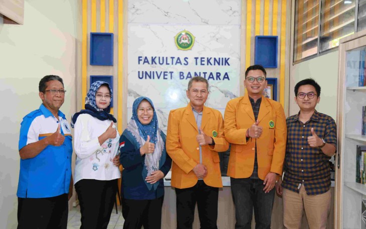 Bupati Wonogiri Setyo Sukarno foto bersama mengenakan jas mahasiswa bersama putranya, Rabu (3/9)