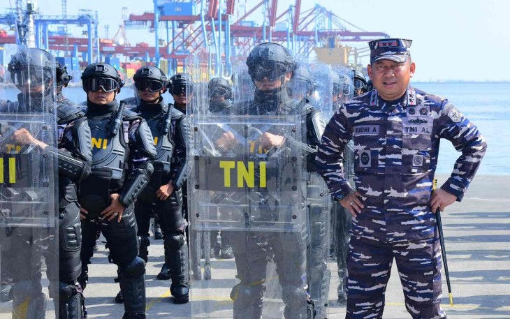 Pangkolinlamil Laksda TNI Rudhi Aviantara bersama pasukan PHH di Jakarta, Kamis (4/9)