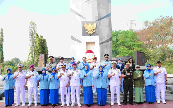 Ziarah rombongan jelang HUT TNI AL Ke-80 di TMP 10 November Surabaya 