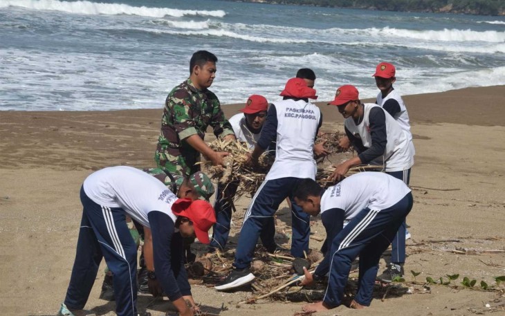 Pembersihan sampah di pantai Kili-kili Kabupaten Trenggalek 