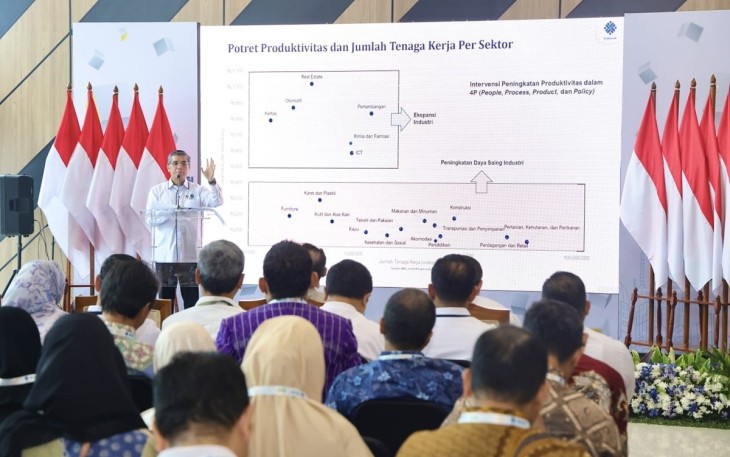 Menaker Yassierli saat memberikan sambutan pada pelatihan dan sertifikasi productivity specialist di Bekasi, Senin (8/9)