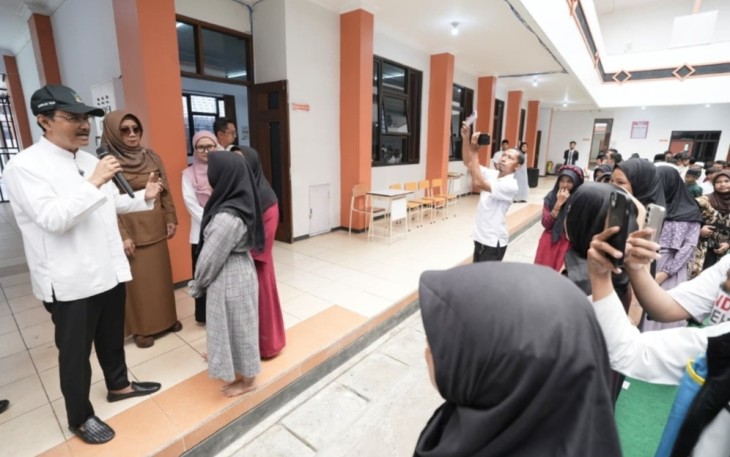 Mensos Saifullah Yusuf saat mengunjungi SRMP 16 Malang, Senin (8/9)