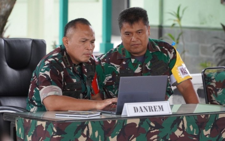 Danrem 081/ DSJ Kolonel Arm Untoro Hariyanto bersama Dandim 0805/Ngawi Letkol Arh Setu Wibowo (kanan) saat latihan posko I simulasi penanganan gempa di Makorem, Rabu (10/9)