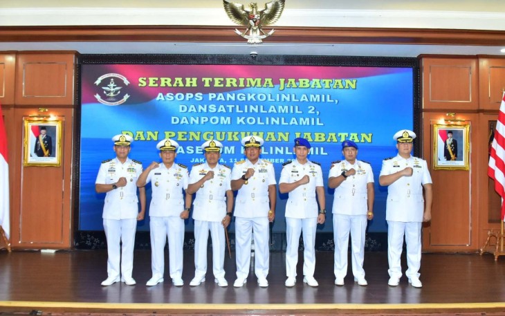 Pangkolinlamil Laksda TNI Rudhi Aviantara foto bersama usai sertijab